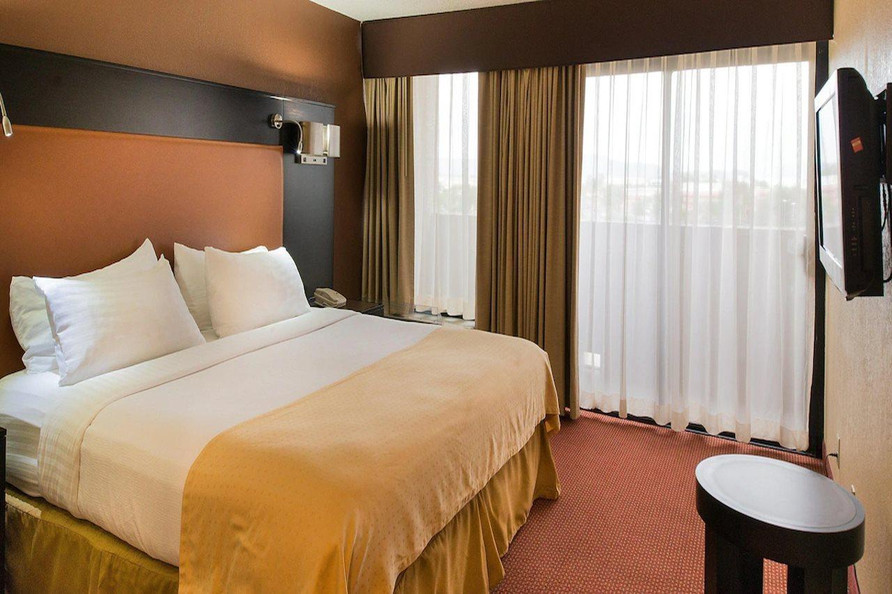 Greentree Hotel Phoenix West Bagian luar foto